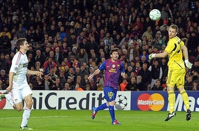 Lionel Messi je prvi zadetek na srečanju dosegel z lobom prek vratarja Bayerja, podobno pa je storil tudi na začetku drugega...