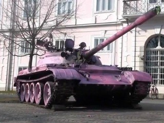 Neznanci so v noči na 8. marec tank, ki stoji v Tivoliju pred Muzejem za novejšo zgodovino, prebarvali v rožno barvo in v cev...