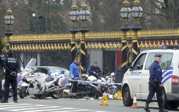Foto: Moški hotel končati življenje in zapeljal v osem policistov na motorjih
