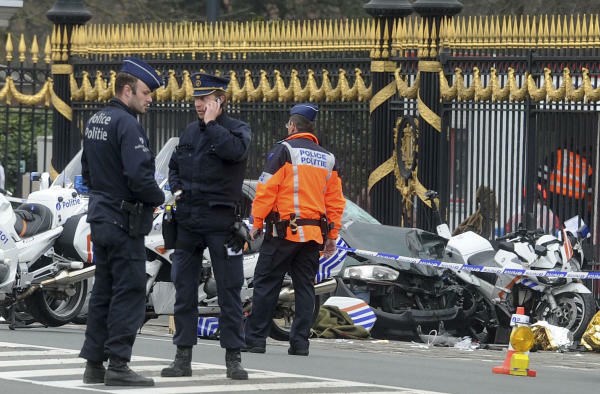 Foto: Moški hotel končati življenje in zapeljal v osem policistov na motorjih