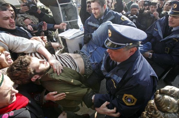 Foto: Protestnike ob deložaciji policisti že izpustili, Anonimni napovedali maščevanje