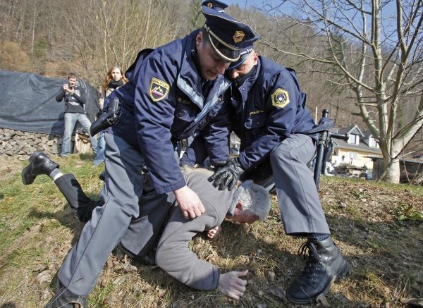 Policisti so s silo odstranili protestnike z dvorišča Vaskrsićeve hiše.