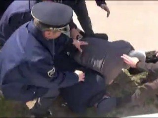 Člane gibanja 15o, ki so med deložacijo zasedli dvorišče pred Vaskrsićevo hišo v Litiji, so policisti v dramatični akciji...