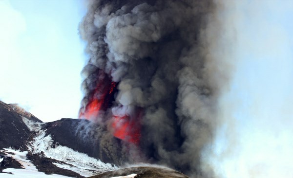Foto: Etna spet bruha, nad njo sedem kilometrov visok oblak pepela