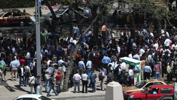 Mexico City: delavci so po potresu zbežali na ceste.