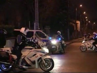 Domnevni morilec na skuterju se že več ur skriva v hiši v mestu Toulouse na jugu Francije. Policija oblega hišo, saj se...