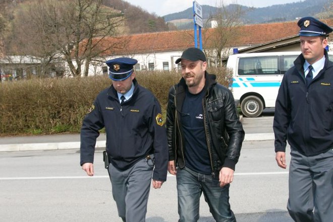 Na zaslišanje pred preiskovalno sodnico so policisti pripeljali Matica Munca in Natalijo Markač.