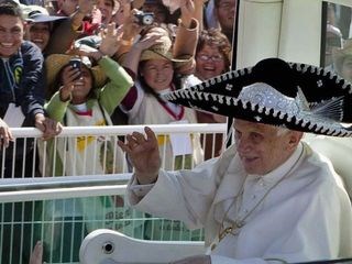 Papež Benedikt XVI. si je med obiskom Mehike nadel sombrero.