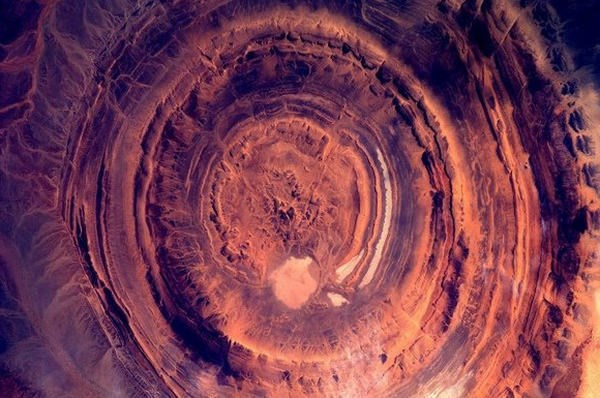 Nizozemski astronavt Andre Kuipers je to fotografijo kamnite formacije v Mavretaniji posnel z Mednarodne vesoljske postaje.