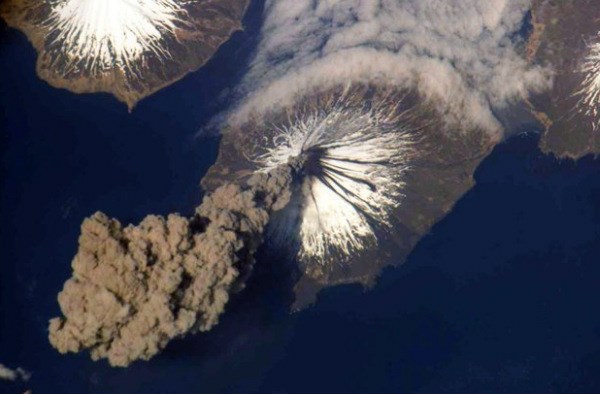 Na fotografiji vidimo izbruh vulkana na Aljaski, natančneje na Aleutskih otokih, ki se je zgodil 23. maja 2009.