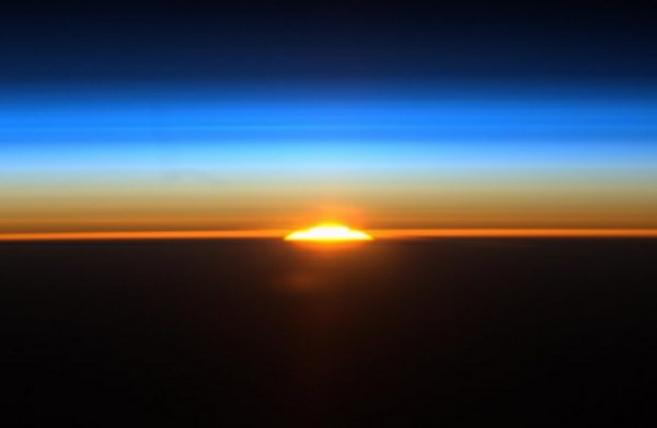 Astronavt Ron Garan je 27. avgusta 2011 z Mednarodne vesoljske postaje ujel tale pogled. Gre za enega od šestnajstih sončnih...