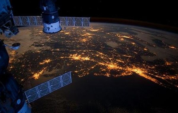 Noč z Mednarodne vesoljske postaje. Vidimo lahko vzhodno obalo ZDA, kot je bila zabeležena 6. februarja 2012.
