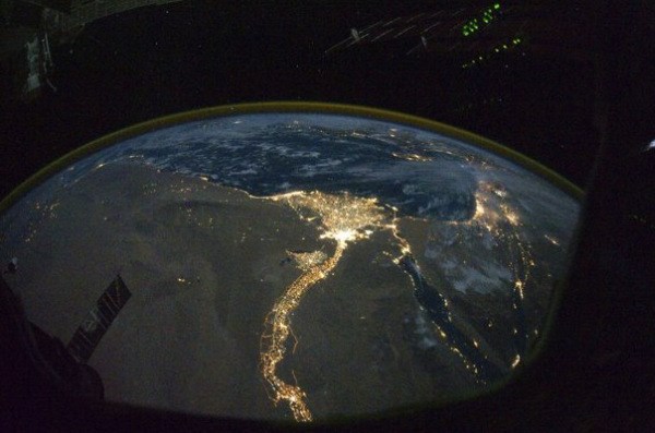 Dih jemajoča fotografija lepo prikazuje Nilovo delto, luči Kaira in Aleksandrije. Posneta je bila 28. oktobra 2010.