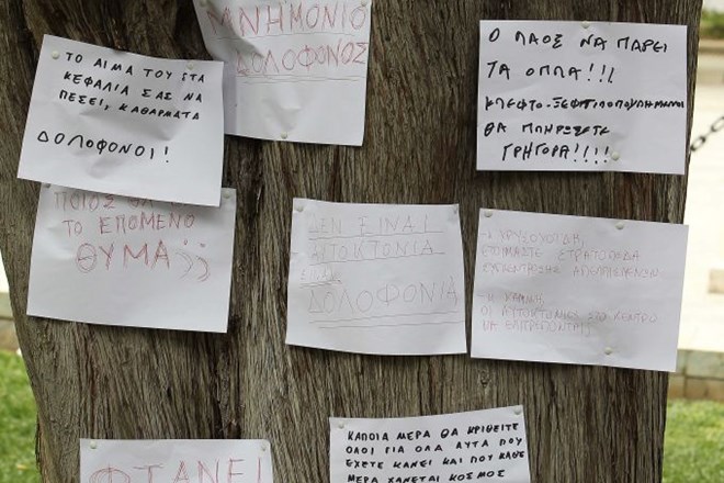 Na mestu, kjer si je 77-letnik vzel življenje, je na desetine Grkov pustilo na roko napisana sporočila.