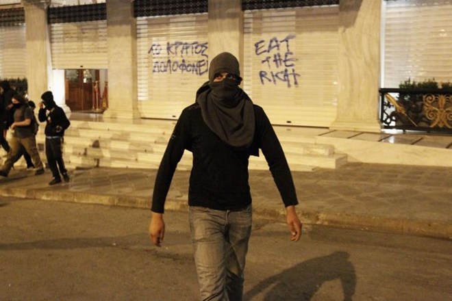 Po javnem samomoru 77-letnika v Atenah množični protesti in spopadi s policijo