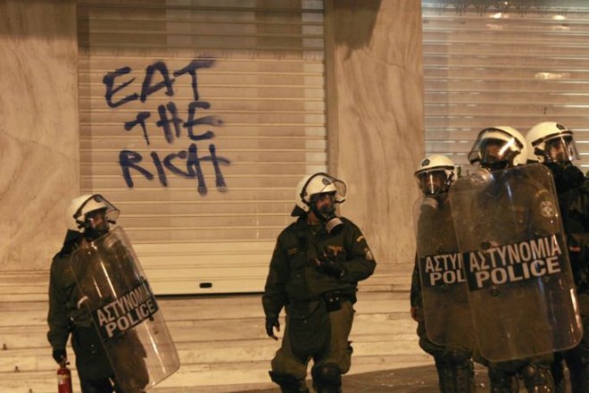 Po javnem samomoru 77-letnika v Atenah množični protesti in spopadi s policijo