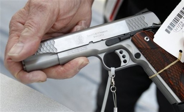 Pištola Smith Wesson .45 kalibra na razstavi konvencije NRA.