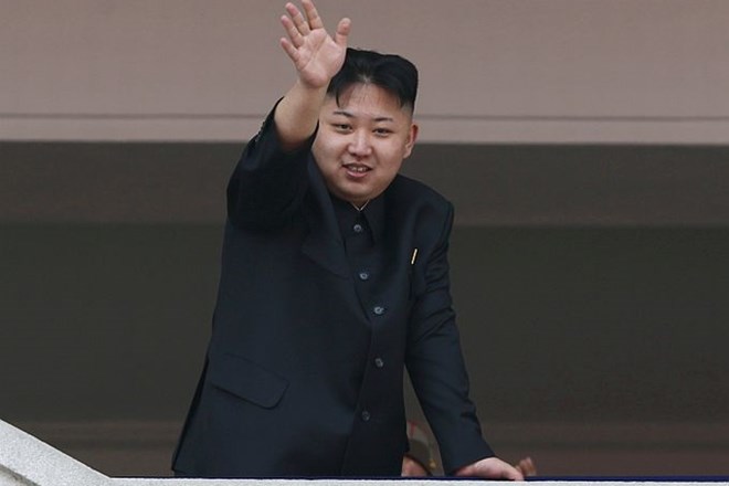 Kim Jong Un maha zbrani množici.