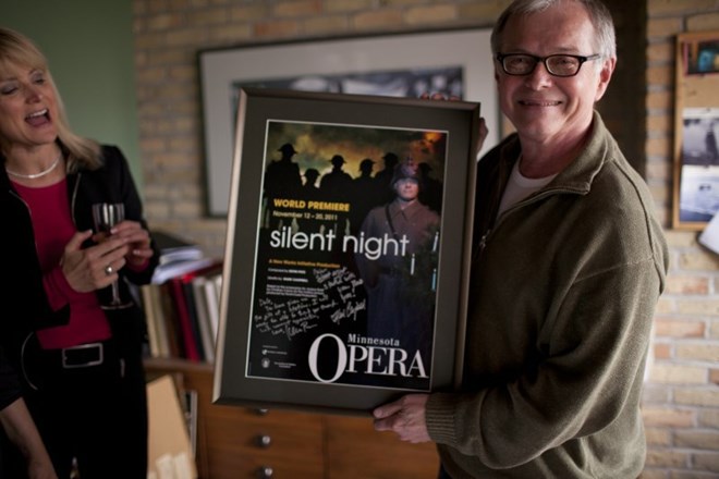 Umetniški direktor opere v Minnesoti Dale Johnson, s posterjem KevinaPutsa in njegove opere "Silent Night: Opera in Two...