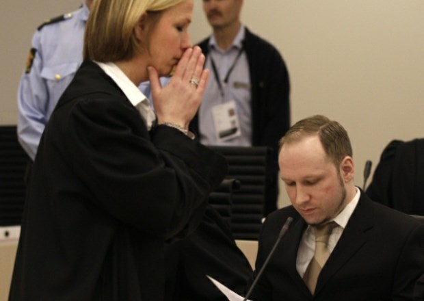 Tožilka Inga Bejer Engh ob začetku sojenja Andersu Breiviku.