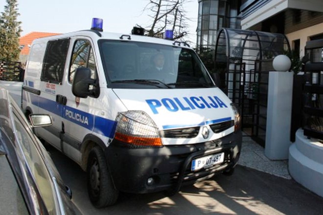 Kriminalisti Nacionalnega preiskovalnega urada (NPU) na območju Ljubljane še vedno izvajajo štiri hišne preiskave, povezane z...