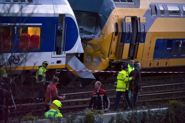 V čelnem trčenju potniških vlakov v Amsterdamu prek sto poškodovanih, ena smrtna žrtev