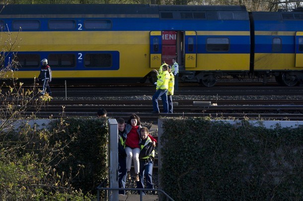 V čelnem trčenju potniških vlakov v Amsterdamu prek sto poškodovanih, ena smrtna žrtev