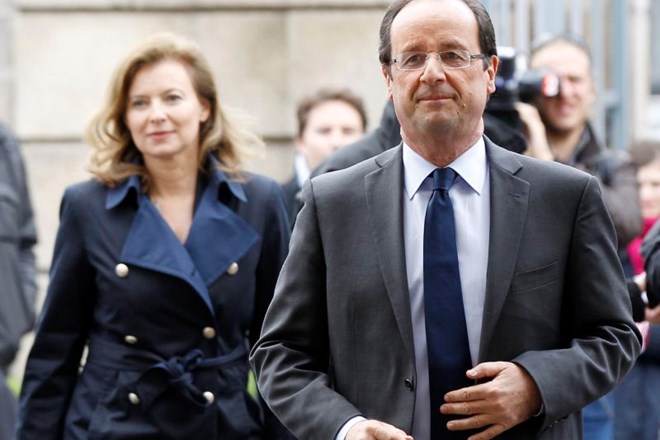 Francois Hollande, v ozadju njegova spremljevalka Valerie Trierweiler.