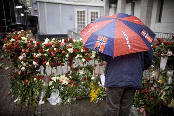 Pred sodiščem v Oslu je danes potekal protestni shod, na katerem so zapeli norveško ljudsko pesem, ki naj bi jo Breivik...