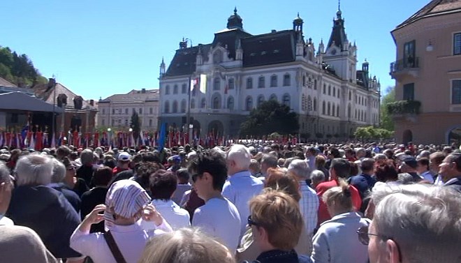 Na Kongresnem trgu v Ljubljani se je na proslavi zbralo 10.000 ljudi.