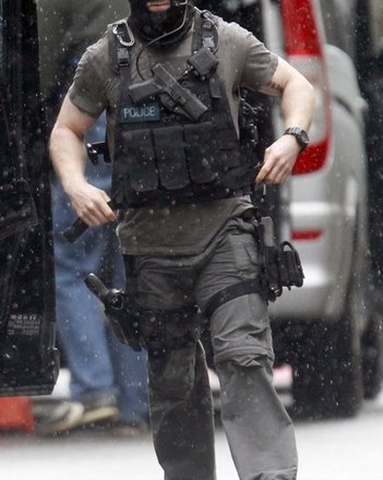 London: Po nekaj urah panike do pasu goli napadalec končno aretiran