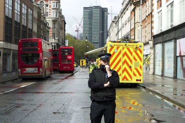 London: Po nekaj urah panike do pasu goli napadalec končno aretiran
