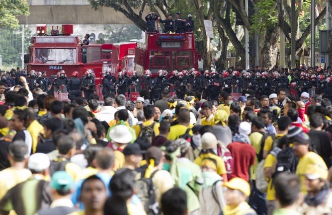 Podobni protesti so v malezijski prestolnici potekali že lanskega julija, ko je policija aretirala okoli 1600 ljudi in zatrla...