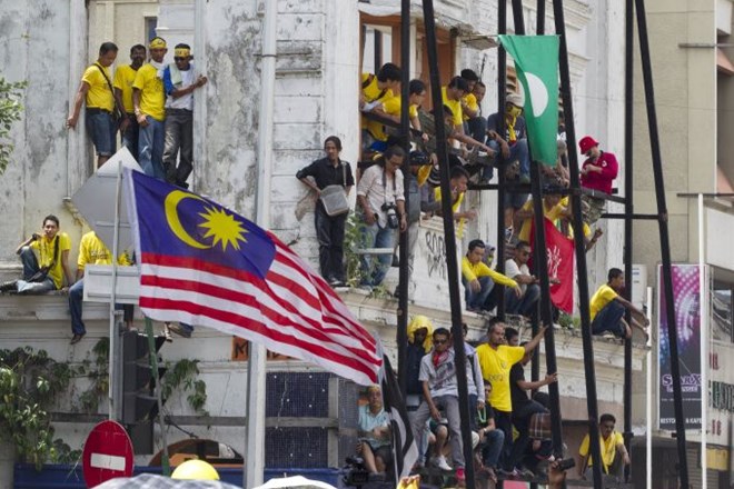 Foto: Policija s solzivcem nad 25.000 protestnikov na ulicah Kuala Lumpurja