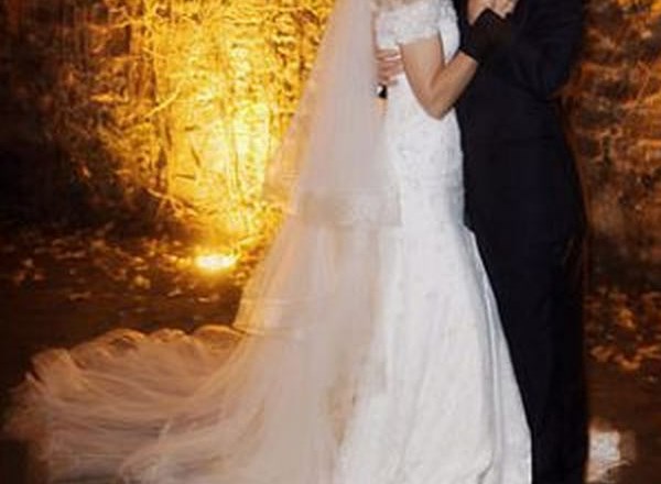 Tom Cruise in Katie Holmes: Novembra 2006 jima je na poroki v italijanskem dvorcu pel Andrea Bocelli. Sicer je vsa poročna...