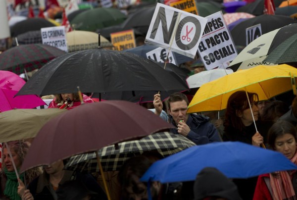 Španske ulice spet polne: Več deset tisoč ljudi protestiralo zaradi varčevalnih ukrepov