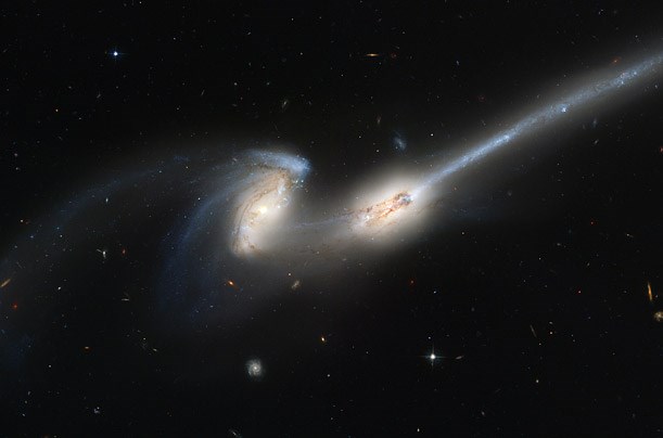 Dvoboj galaksij: Kakšnih 300 milijonov svetlobnih let od Zemlje se v ozvezdju Coma Berenices nahaja dvojna galaksija. Zaradi...