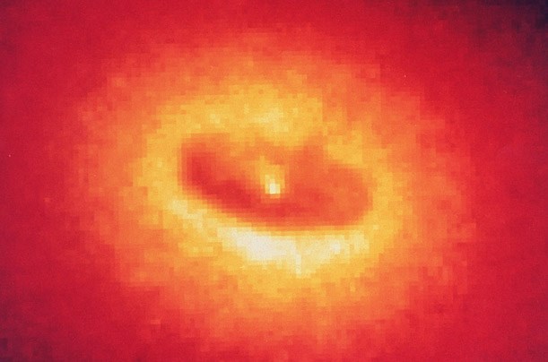 Črna luknja: Hubble je že kmalu po svoji izstrelitvi leta 1990 posnel fotografijo NGC 4261, galaksije v ozvezdju Device....