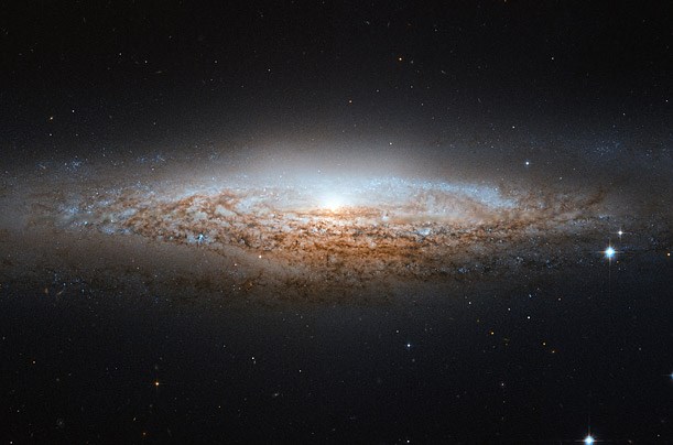 Je tukaj doma E.T.? Galaksija nosi uradno ime NGC 2683, astronomi pa jo nazivajo kot "galaksijo NLP", saj ima obliko letečega...