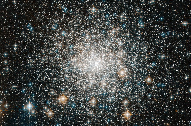 Zvezdni žarometi: Messier 70 je globalni skupek kot Messier 9, le da so zvezde tukaj bolj nagnetene skupaj. Gostejši kot je...