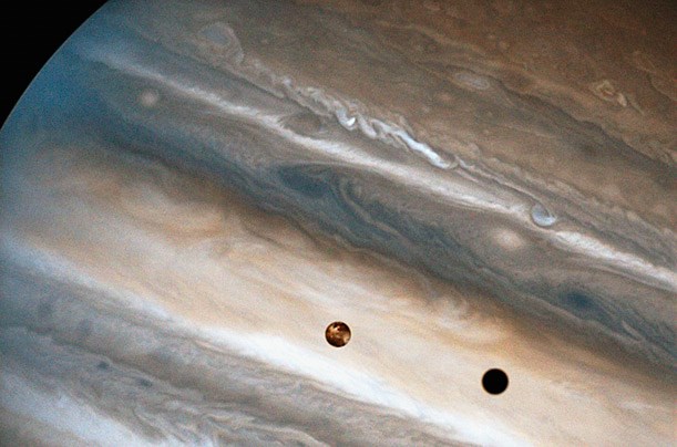 Jupitrov satelit: Leta 1610 je italijanski astronom Galileo Galilei opazoval Jupiter in njegove štiri največje satelite....