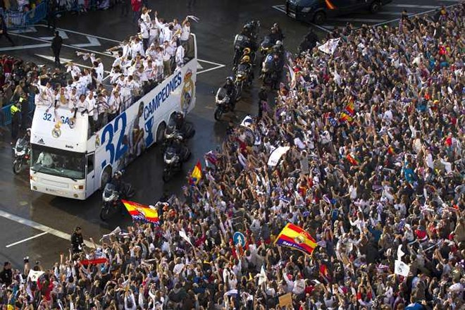 Ulice Madrida so včeraj preplavili navijači kraljevega kluba, ki so navdušeno pozdravili prihod svojih ljubljencev.