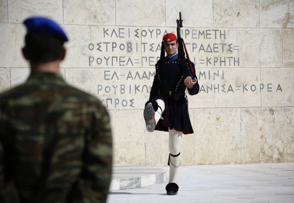 Menjava straže pred grškim parlamentom.