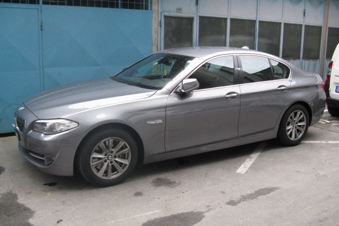 Pri pregledovanju območja so iskanega opazili v Kokrici, kjer se je vozil v  osebnem avtomobilu znamke BMW 530d sive barve,...