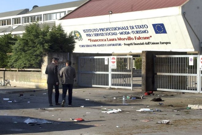 Je za eksplozijo pred italijansko šolo odgovorna mafija?