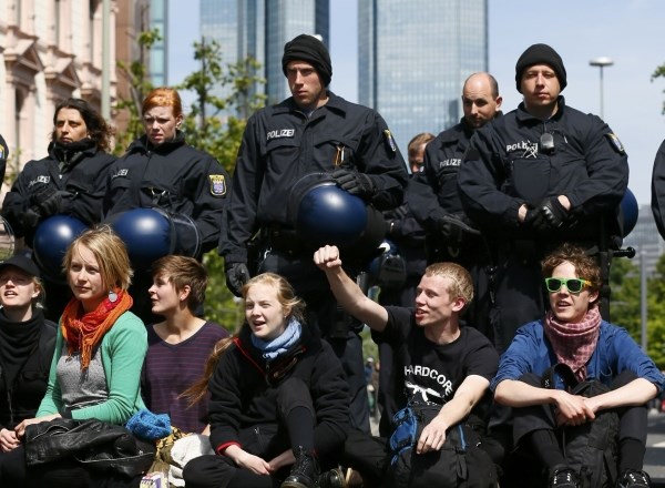 Blokupirajmo ECB: 20.000 protikapitalističnih protestnikov želi paralizirati Frankfurt