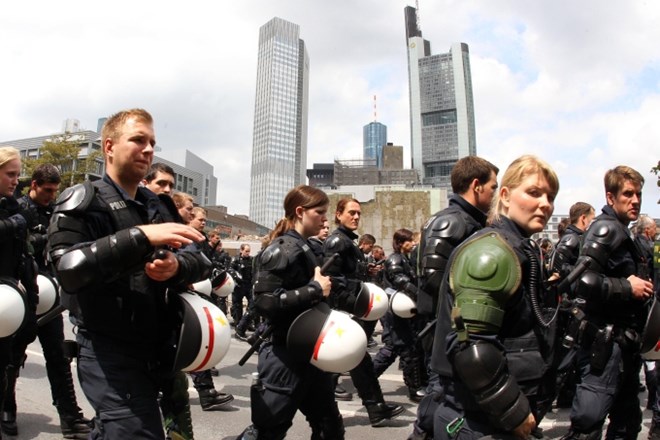 Blokupirajmo ECB: 20.000 protikapitalističnih protestnikov želi paralizirati Frankfurt