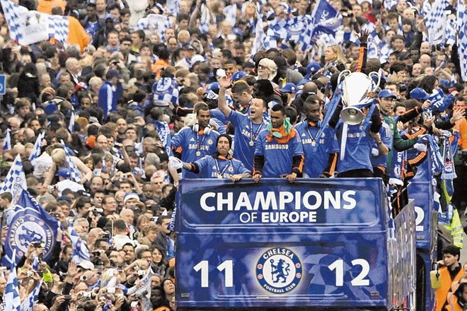 Po nepozabni proslavi na Allianz Areni so se nogometaši Chelseaja z navijači poveselili tudi na londonskih ulicah.