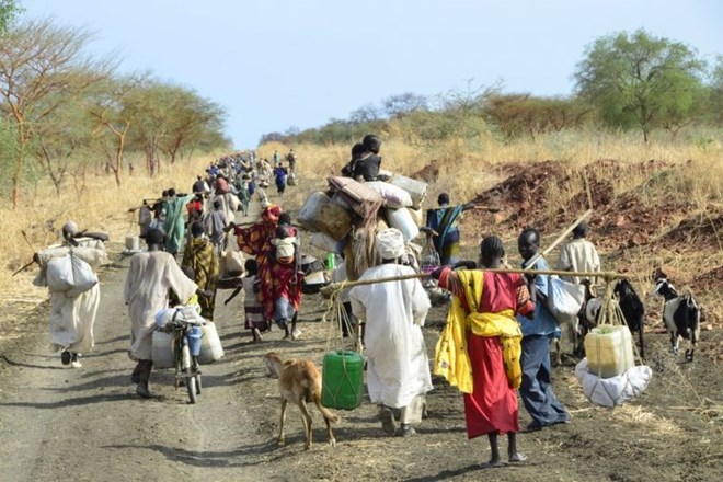 Lačni, žejni in utrujeni: Na 80 kilometrov dolgi poti več kot 30 tisoč beguncev že tedne beži iz Sudana