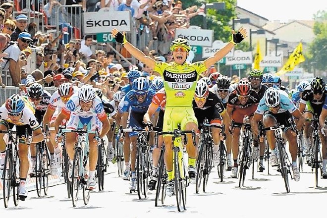 Gregor Gazvoda (drugi z leve ob zmagovalcu Guardiniju v svetlo modri opravi) se je najbolj pokazal v 18. etapi  italijanskega...